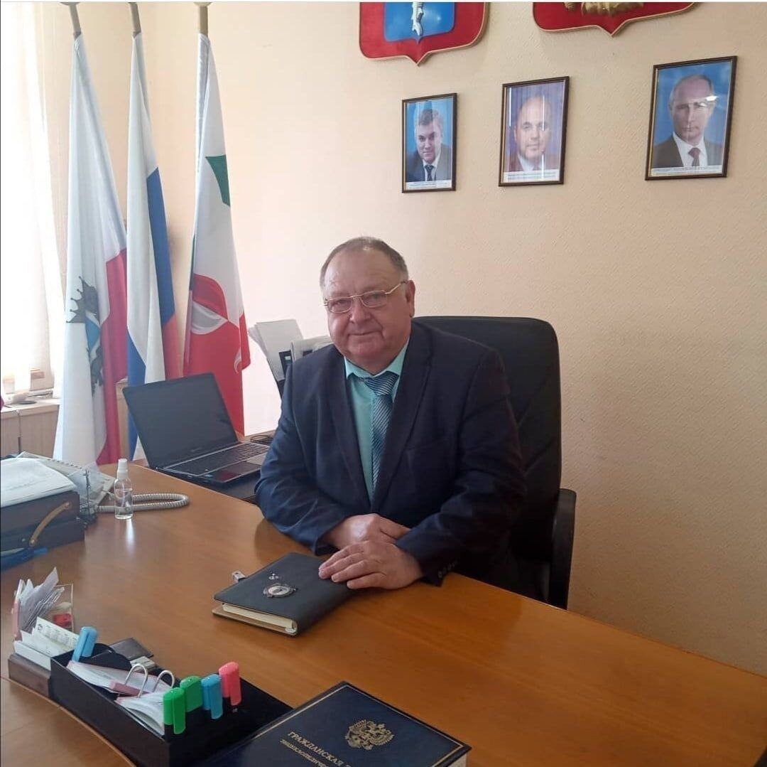Сегодня день рождения отмечает глава нашего района Юрий Леонидович Бодров.