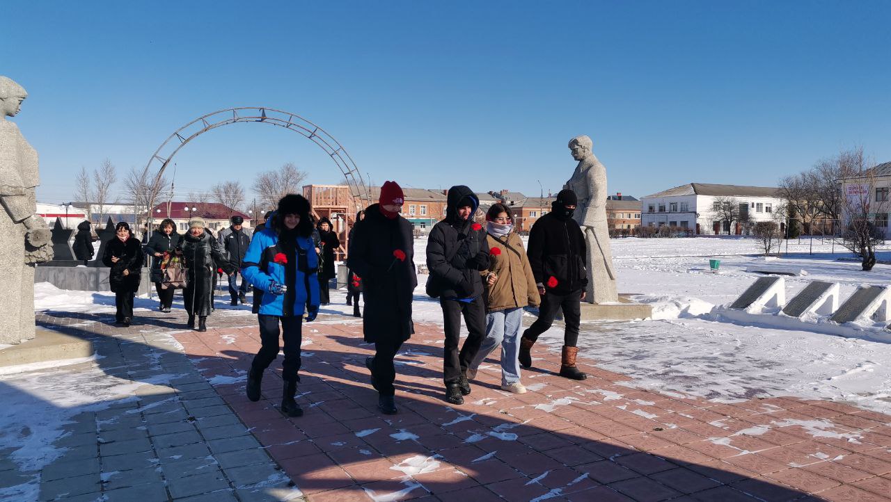 В Краснопартизанском районе прошла церемония возложения цветов к обелиску воинам-землякам погибшим в годы Великой Отечественной войны.
