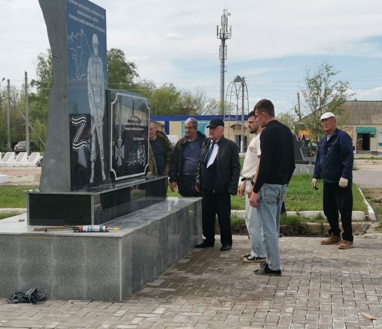Продолжаются работы по установке памятника погибшим участникам специальной военной операции.