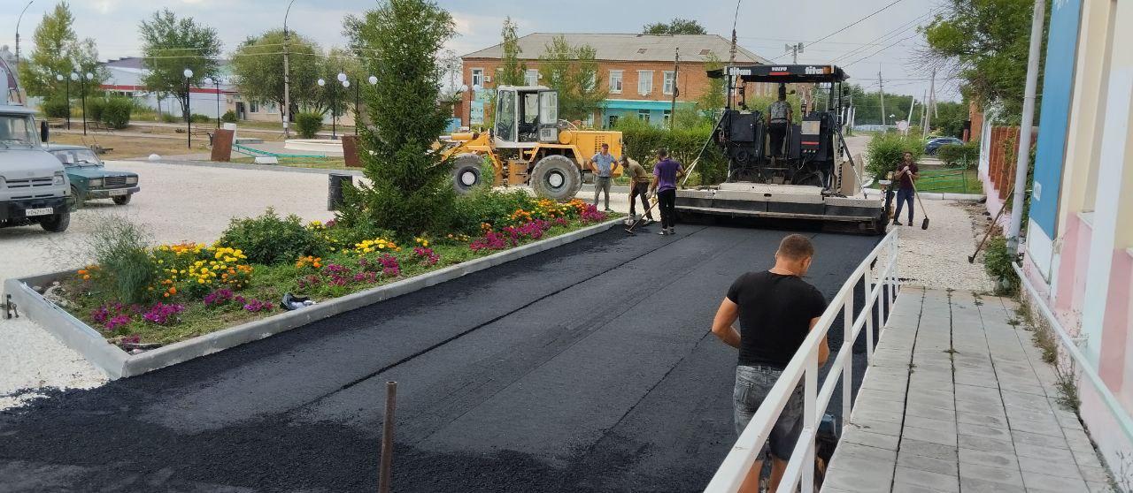 Продолжается ремонт Центральной площади поселка Горный.