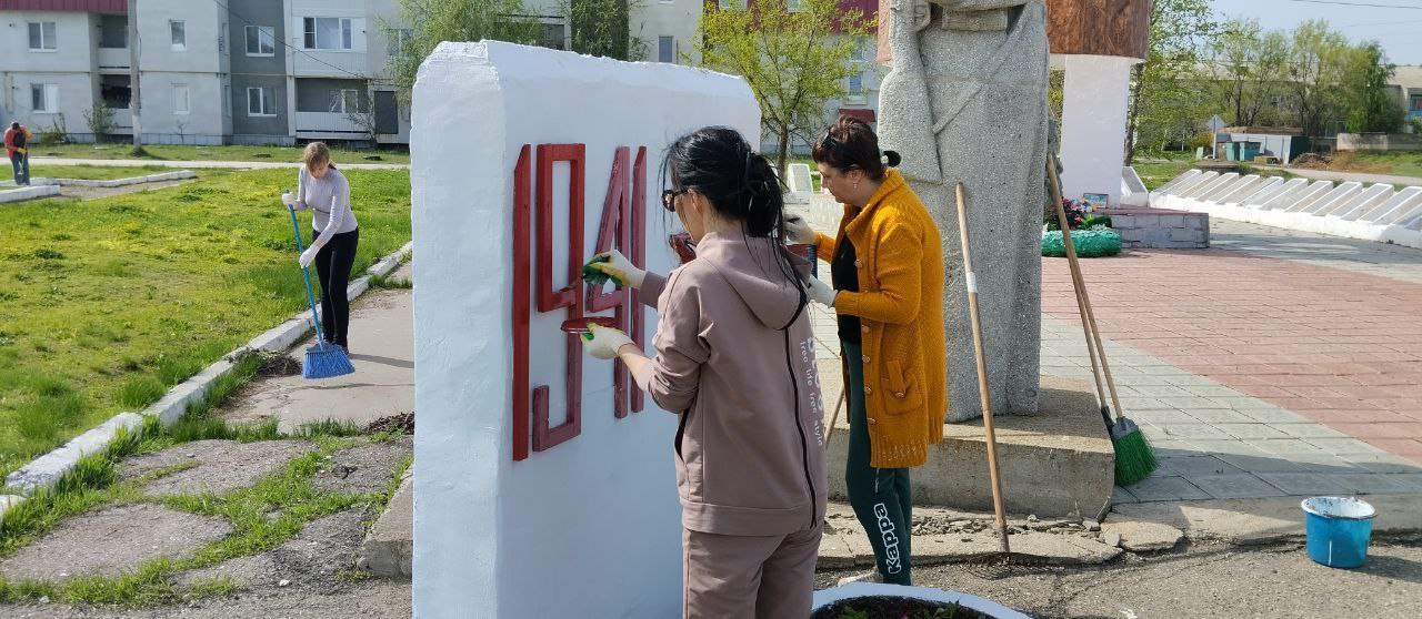 В преддверии 1 Мая трудящиеся поселка Горный вышли благоустроить памятные места.