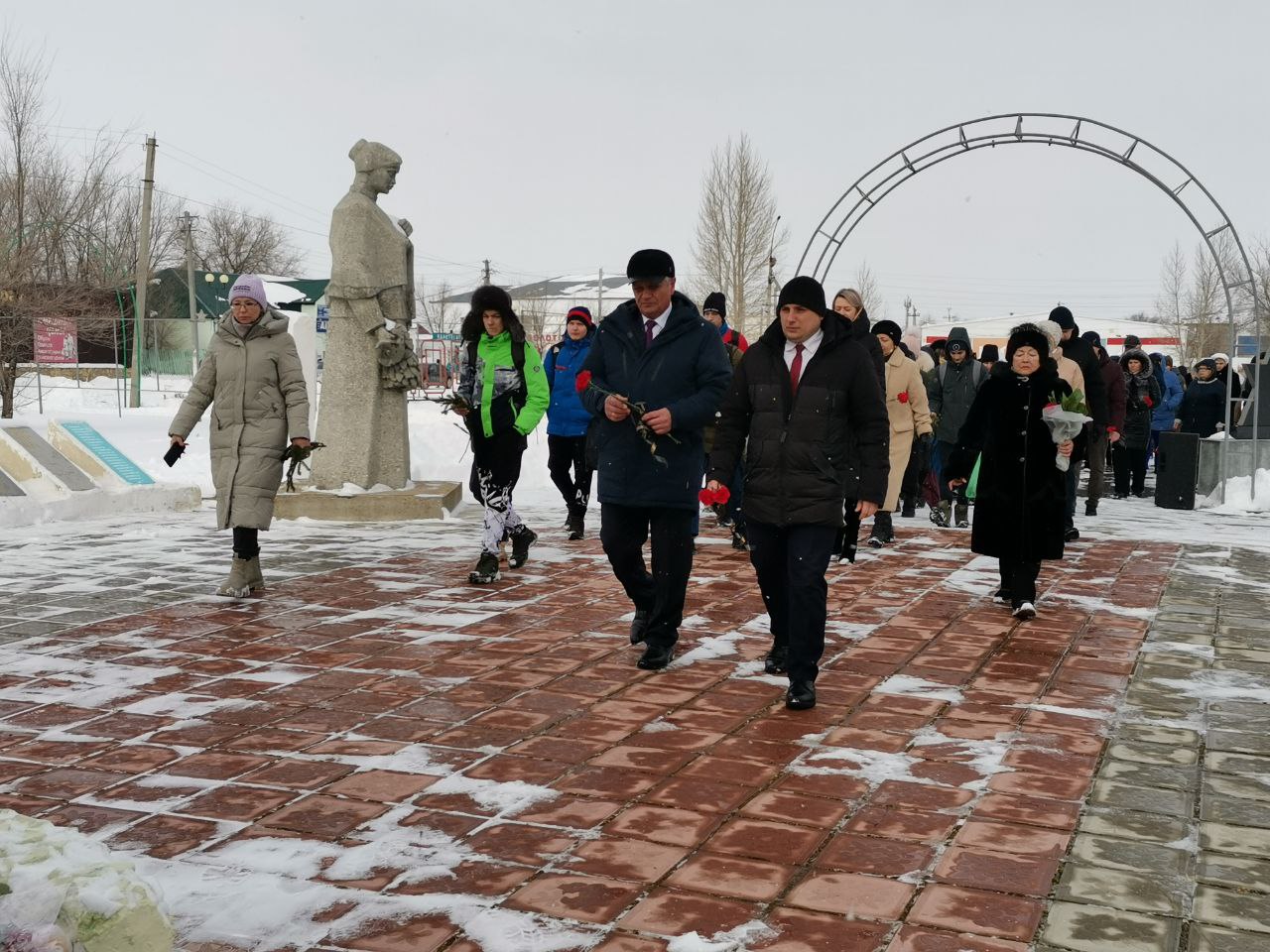 У обелиска воинам-землякам состоялся митинг с возложением цветов.