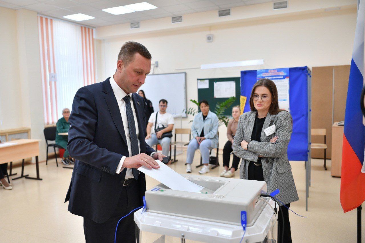 Губернатор Саратовской области одним из первых проголосовал на выборах депутатов в органы местного самоуправления.