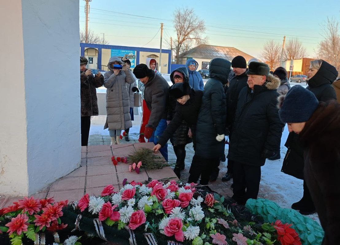 В поселке горный прошел митинг, посвященный Дню Героев Отечества.