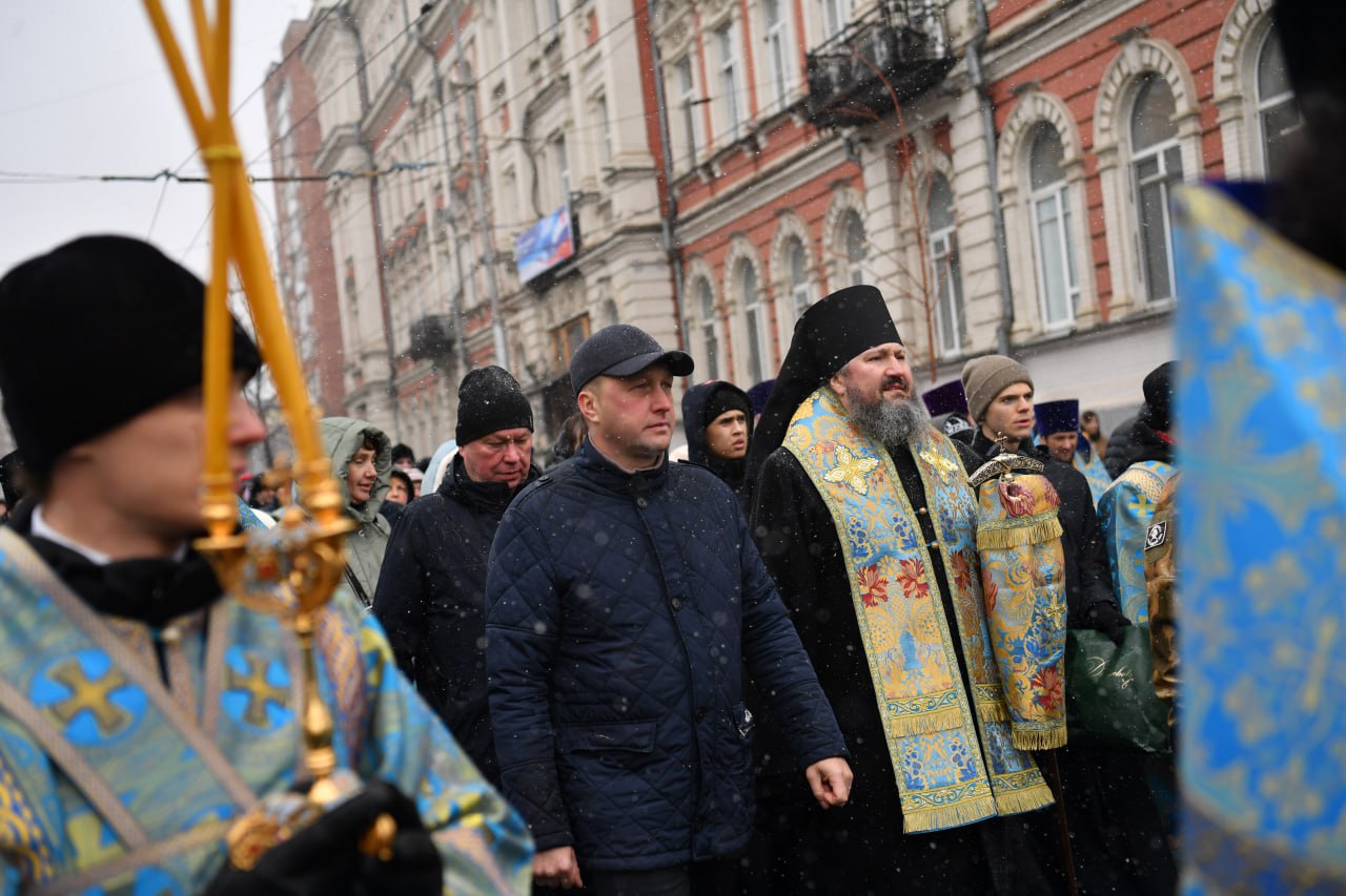 Сегодня, в День народного единства и празднования в честь Казанской иконы Божией Матери, в Саратове прошел традиционный большой Крестный ход.