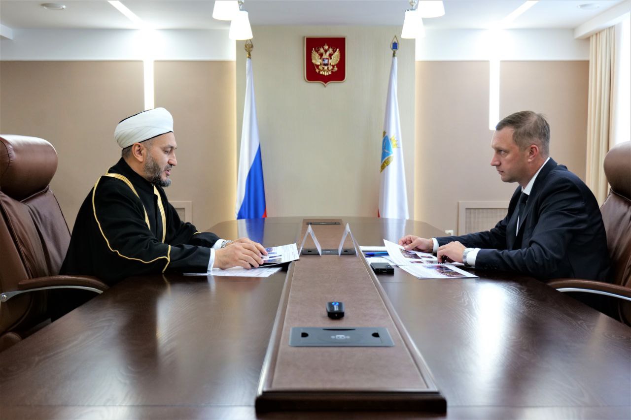 Губернатор Роман Бусаргин встретился с муфтием Саратовской области Расимом Кузяхметовым.