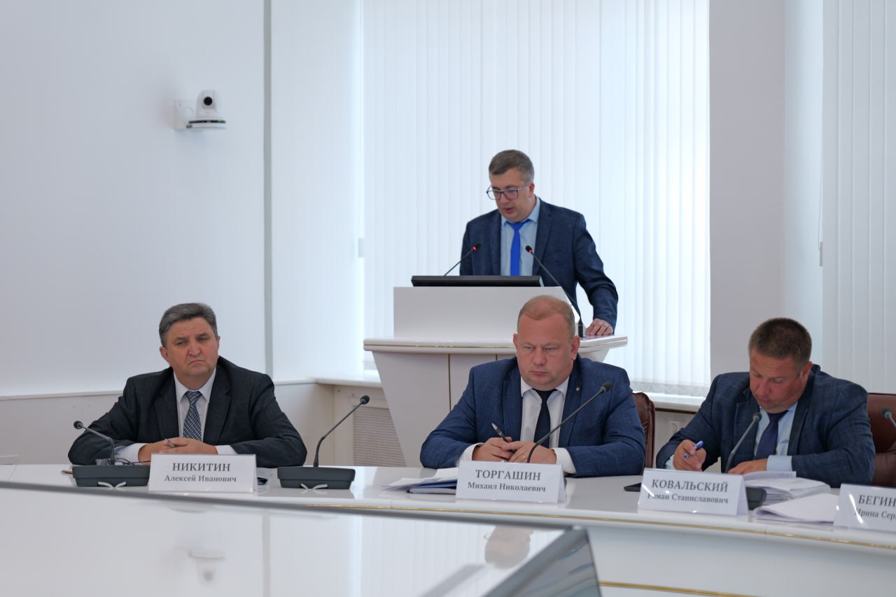 Губернатор Роман Бусаргин провел постоянно действующее совещание с зампредами и министрами Правительства области, а также главами районов.