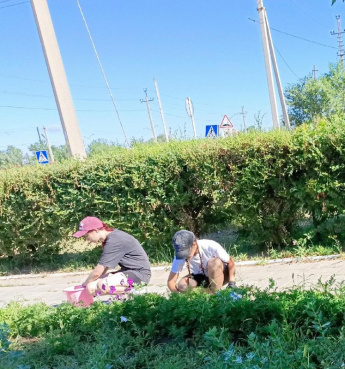 Юноши и девушки района продолжают трудиться в рамках программы трудоустройства несовершеннолетних граждан в возрасте от 14 до 18 лет.