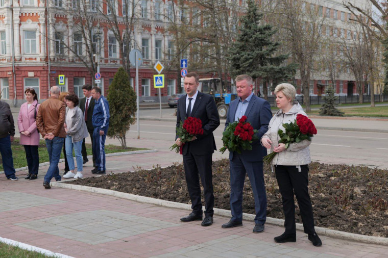 Губернатор Роман Бусаргин почтил память выдающегося русского государственного деятеля Петра Аркадьевича Столыпина. Губернатор Роман Бусаргин почтил память выдающегося русского государственного деятеля Петра Аркадьевича Столыпина.