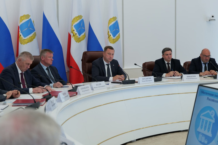 Губернатор Роман Бусаргин провел постоянно действующее совещание с зампредами и министрами правительства области, а также главами районов. Губернатор Роман Бусаргин провел постоянно действующее совещание с зампредами и министрами правительства области, а также главами районов.