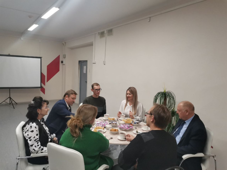 В центре образования естественно-научной и технологической направленностей «Точка роста» состоялась встреча с участниками проекта «Земский учитель» прошлых лет. В центре образования естественно-научной и технологической направленностей «Точка роста» состоялась встреча с участниками проекта «Земский учитель» прошлых лет.