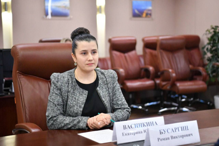 Роман Бусаргин встретился с председателем комитета семей воинов отечества. Роман Бусаргин встретился с председателем комитета семей воинов отечества.