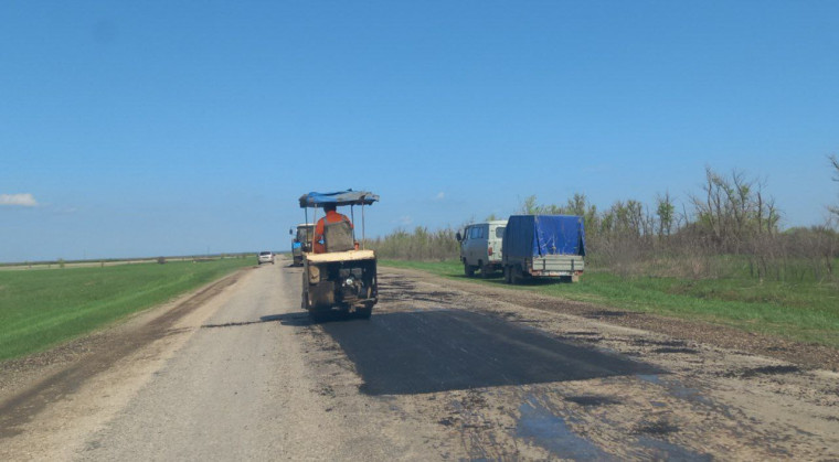 В поселке Горный продолжается ремонт дорог. В поселке Горный продолжается ремонт дорог.