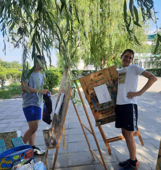 У юных художников Детской школы искусств поселка Горный продолжаются пленэрные занятия. У юных художников Детской школы искусств поселка Горный продолжаются пленэрные занятия.