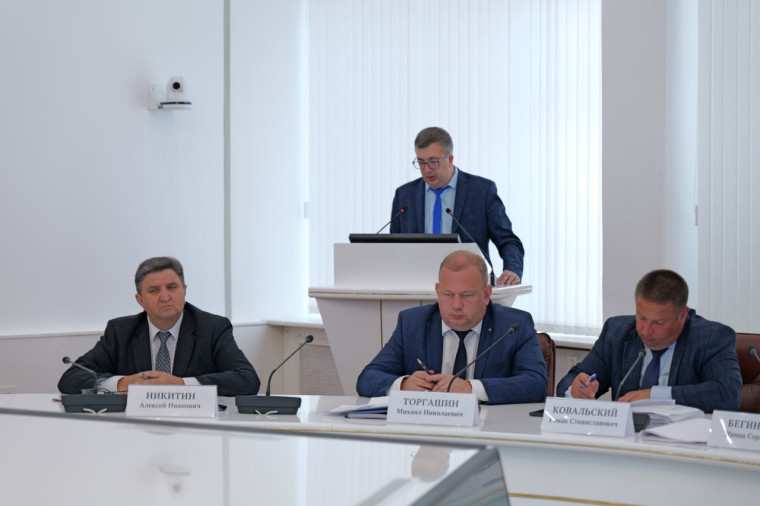 Губернатор Роман Бусаргин провел постоянно действующее совещание с зампредами и министрами Правительства области, а также главами районов. Губернатор Роман Бусаргин провел постоянно действующее совещание с зампредами и министрами Правительства области, а также главами районов.