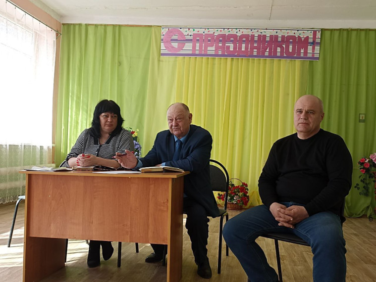 Глава Краснопартизанского района Юрий Бодров провел встречи с жителями поселка Октябрьский и села Раздольное. Глава Краснопартизанского района Юрий Бодров провел встречи с жителями поселка Октябрьский и села Раздольное.