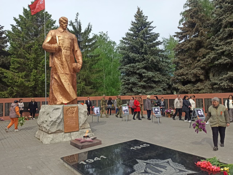Ко Дню Победы в Сватово Луганской народной республики восстановлен памятник воинам, павшим в годы Великой Отечественной войны. Ко Дню Победы в Сватово Луганской народной республики восстановлен памятник воинам, павшим в годы Великой Отечественной войны.