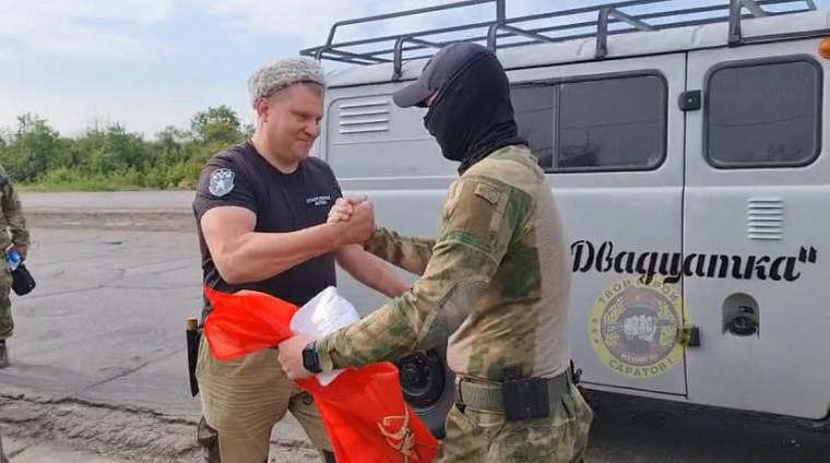Саратовским бойцам передали в зону СВО знамя «Бессмертного полка» и грузовик. Саратовским бойцам передали в зону СВО знамя «Бессмертного полка» и грузовик.