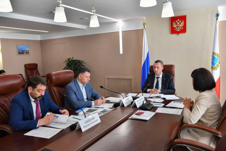 Губернатор Саратовской области Роман Бусаргин провел совещание, посвященное реализации региональных программ по ремонту 100 школ, 100 детских садов и 100 спортивных залов в общеобразовательных учреждениях. Губернатор Саратовской области Роман Бусаргин провел совещание, посвященное реализации региональных программ по ремонту 100 школ, 100 детских садов и 100 спортивных залов в общеобразовательных учреждениях.