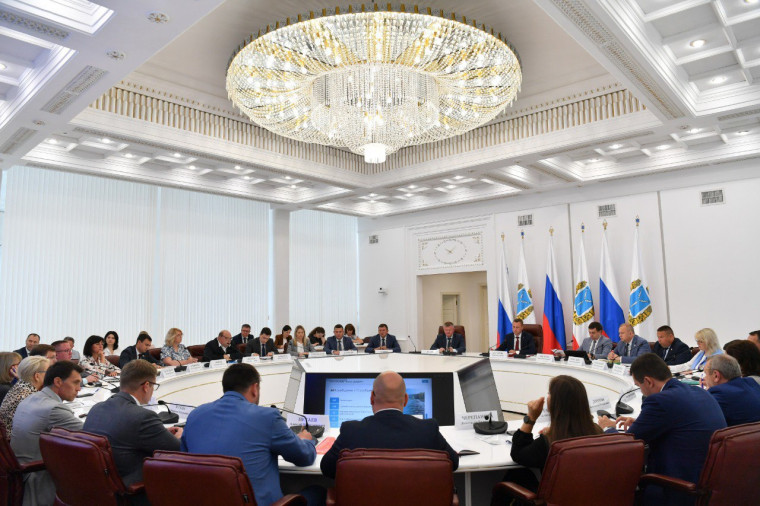Губернатор Роман Бусаргин провел постоянно действующее совещание с зампредами и министрами Правительства области. Губернатор Роман Бусаргин провел постоянно действующее совещание с зампредами и министрами Правительства области.