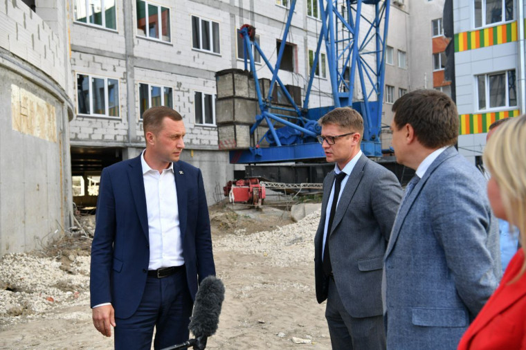 Губернатор Роман Бусаргин посетил строящиеся объекты здравоохранения Саратовской области. Губернатор Роман Бусаргин посетил строящиеся объекты здравоохранения Саратовской области.