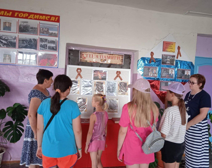 В сельском доме культуры села Корнеевка прошел урок мужества «Вечная слава героям». В сельском доме культуры села Корнеевка прошел урок мужества «Вечная слава героям».
