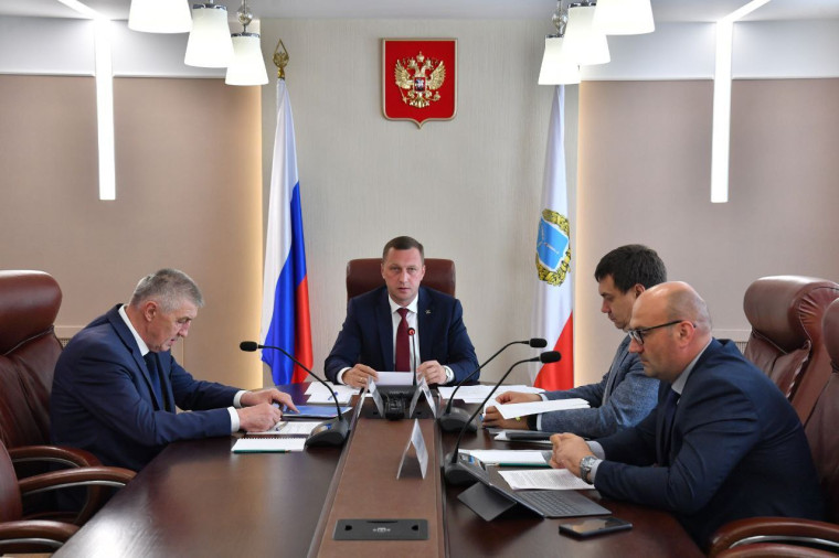 Исполнение региональной программы по формированию комфортной городской среды стало темой совещания, которое провёл губернатор Роман Бусаргин. Исполнение региональной программы по формированию комфортной городской среды стало темой совещания, которое провёл губернатор Роман Бусаргин.