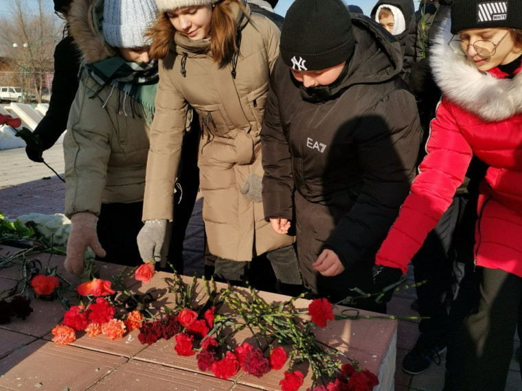 В День Героев Отечества возложили цветы к Обелиску. В День Героев Отечества возложили цветы к Обелиску.